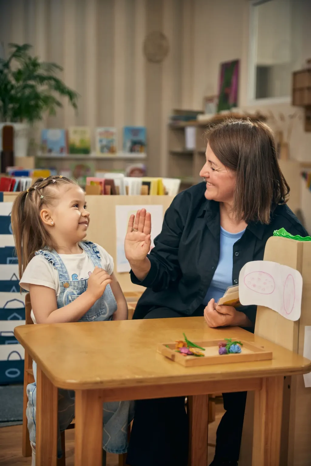 Therapist helping a children learn with ABA Therapy in NJ